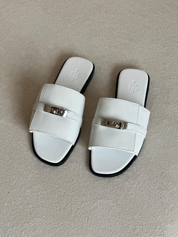 3cec6d57-361a-4468-9d01-e657f9e22411 Hermes Flats