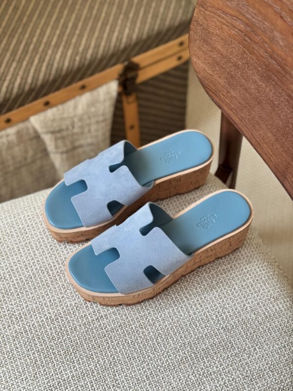 47099bca-3233-4f22-a52d-2e3767c6447c Hermes Flats