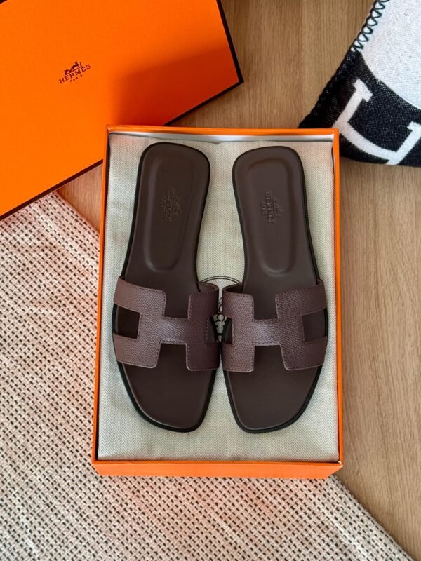 641fca21-29eb-474b-9fdc-71197b78811c Hermes Flats