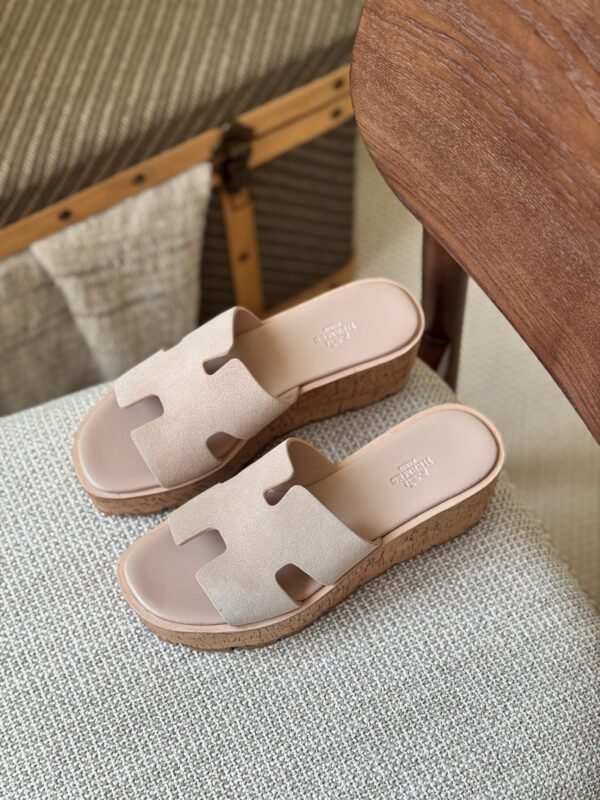 a87afb0e-9b1c-42d5-a4ef-cc61f869d44b Hermes Flats